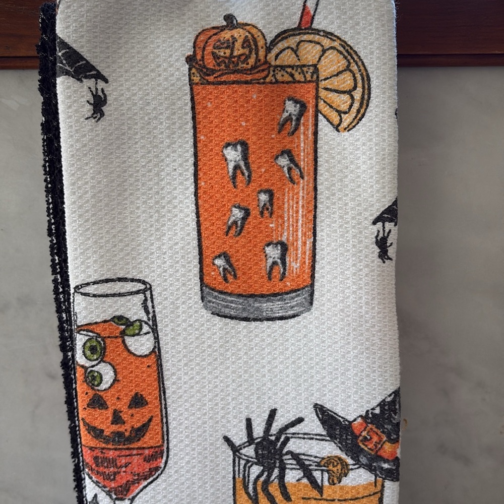 NWT SET/3 Tahari Halloween Cocktail Bar Hand Tea Bath Kitchen Towels Fun Girly - Picture 5 of 7